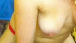 Пышная самка LillyLovely массирует сисечки