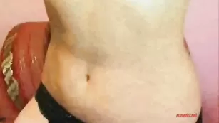 Сочная блондинка обнажает бритые дырочки