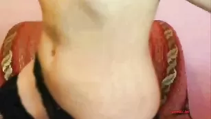 Сочная блондинка обнажает бритые дырочки