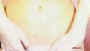 Сочная блондинка обнажает бритые дырочки