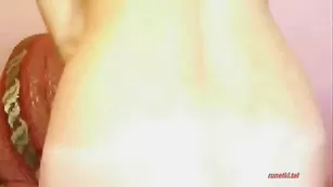 Сочная блондинка обнажает бритые дырочки