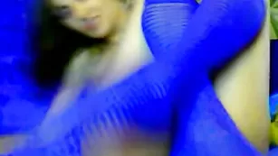 Красивая брюнеточка OriginalRude обнажается под музыку