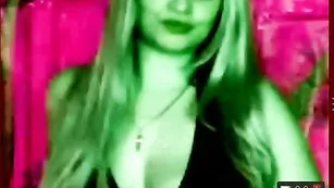 Смазливая блондинка Skayangel дразнит шикарными формами