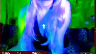 Смазливая блондинка Skayangel дразнит шикарными формами