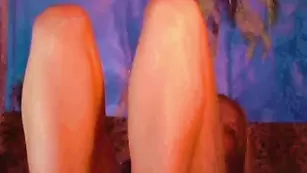 Шальная самка Skayangel трахает пизду страпоном