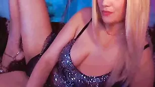 Шальная самка Skayangel трахает пизду страпоном