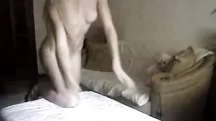 Худая блондиночка Алина позирует голенькая