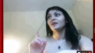 Черноволосая дамочка Boginj24 доводит себя до сквирта