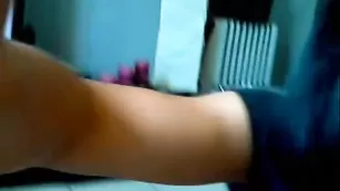 Пылкая сучка Amasingeyes трахает мокрую киску