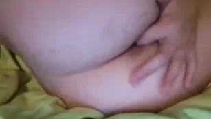 Сочная цыпочка jeanie_jeanie дрочит киску дезиком