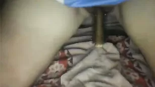 Шлюшка candelita дрочит пизду расческой