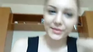 Потрясная сучка jullyenne_sweet общается во фри