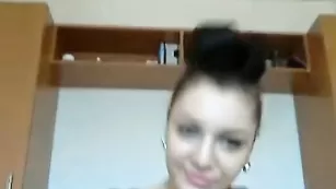 Потрясная сучка jullyenne_sweet общается во фри