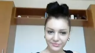 Потрясная сучка jullyenne_sweet общается во фри