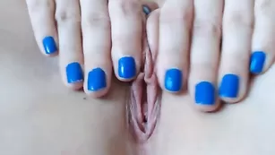 Симпатичная dalynnda25 ласкает бритую пизденку