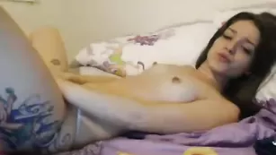 Малышка lilsugartink89 доводит себя до оргазма