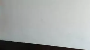 Изящная девочка sexxyhelen трахает киску дилдо