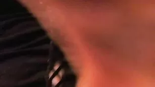 Знойная сучка titsbaby трахает пизду фаллосом