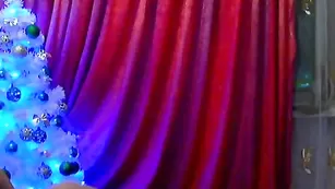 Сочная девочка Idolly ласкает дырочки пальчиками