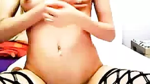 Изящная блонда ебет пизденку самотыком