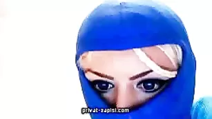 Изящная блонда ебет пизденку самотыком