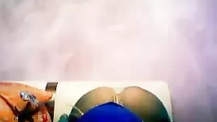 Изящная блонда ебет пизденку самотыком