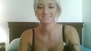 Грудастая цыпочка трахает пизду самотыком