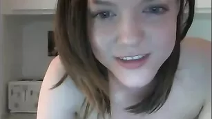 Молодая шмара alexabrad дрочит обе дырочки