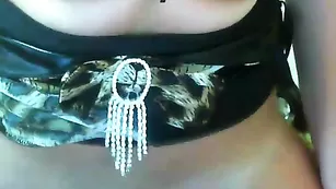 Пышногрудая крошка RoxyNice мастурбирует пизденку