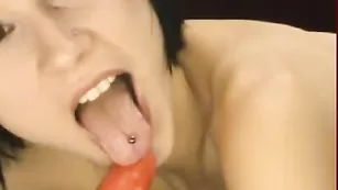 Черноволосая Kally отсасывает красный дик