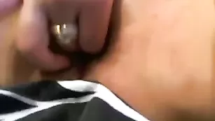 Худая сучка Vetta мастурбирует бритую пизду