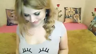 Обаятельная K0shechka раздевается и трахает киску