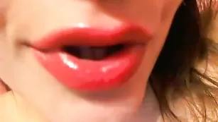 Жаркая брюнетка Vetta пальчиками трахает пизду