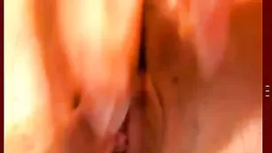 Пикантная Margosha109 нежно мастурбирует пизду