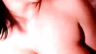 Грудастая курва трахает очко самотыком cuteandsexy