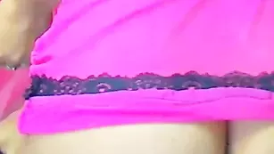 Красивая потаскушка Fabiana нежно мастурбирует пизду