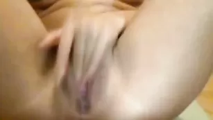 Нежная дамочка karisha ласкает бритую писечку