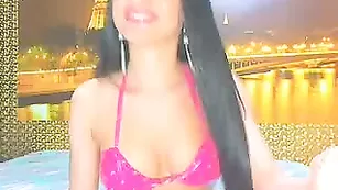 Жопастая брюнетка poshno1 танцует у шеста