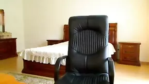 Загорелая сучка chocolate трахнулась со страпоном