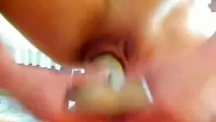 Озорная цыпочка chocolate трахается резиновым хуем