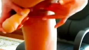 Озорная цыпочка chocolate трахается резиновым хуем