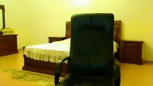 Смазливая нимфа chocolate присаживается на дилдо