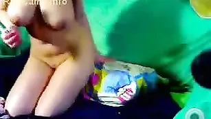 Очкастая шкура LubaLove занимается глубоким фистингом