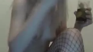 Русская богиня RussianGIRL84 трахает бритые дырочки