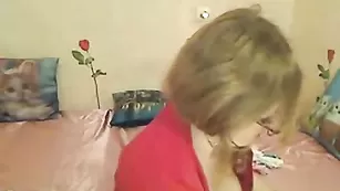 Деловая сучка K0shechka трахает киску пальцами