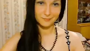 Похотливая брюнеточка трахает анал пальцем