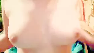 Сисястая брюнетка расхаживает в красивых чулках