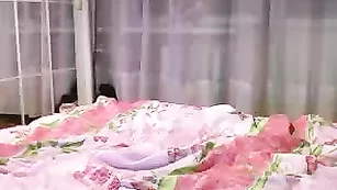 Потаскушка в чулочках снимает нижнее белье
