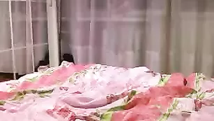 Потаскушка в чулочках снимает нижнее белье