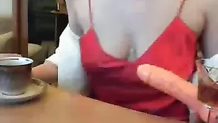 Пошлая блудница мастурбирует секс игрушкой